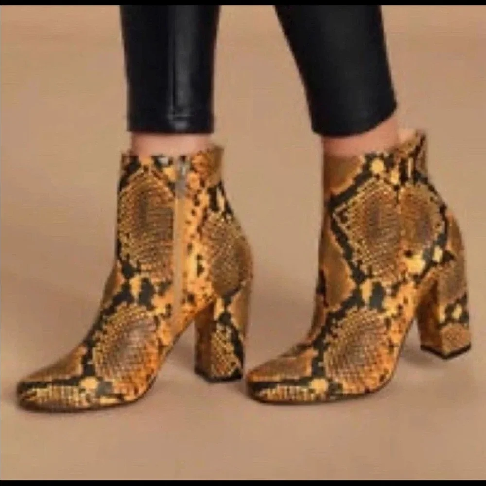 Steve Madden Pixie Snake Print Ankle Booties 7M Block Heel Western Python Boot - Picture 7 of 8